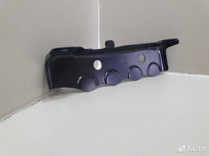 Кронштейн переднего бампера левый Lexus 570