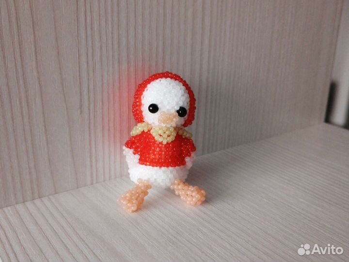 Амигуруми гусь в костюме клубники