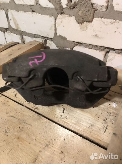 Супорт передний правый Мазда 3 бк бл