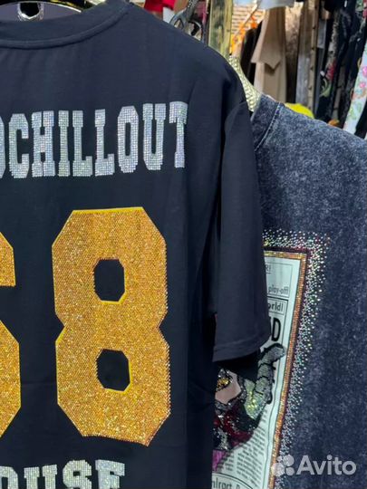 Футболка со стразами и принтом