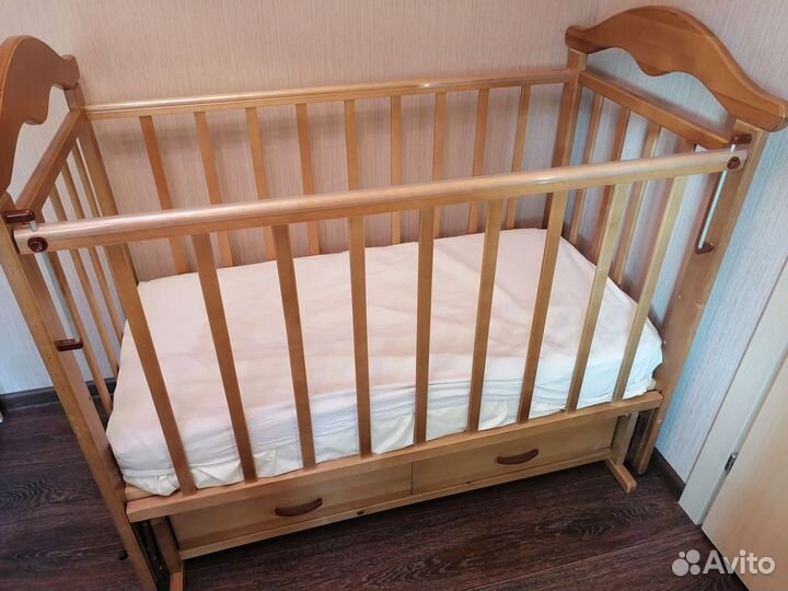 Детская кроватка с маятником и ящиком