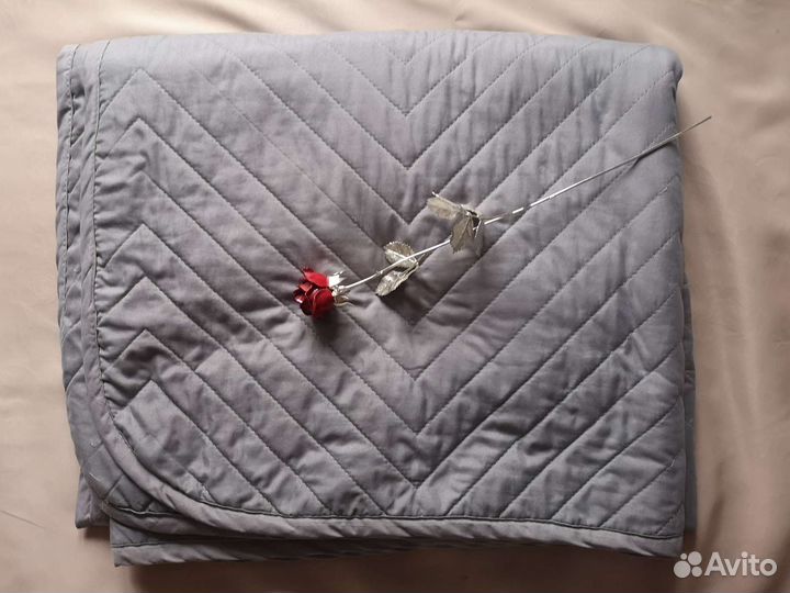 Серое стеганое покрывало и декоративные подушки