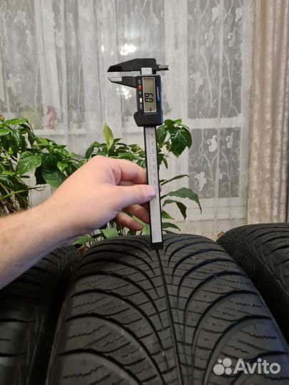 Goodyear Vector 4Seasons Gen-2 SUV 225/60 R17 99V