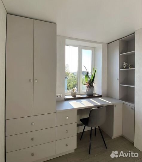 Рабочая зона у окна