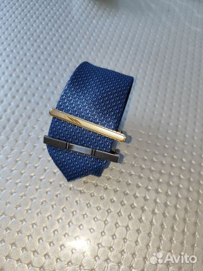 Галстук и зажим для галстука