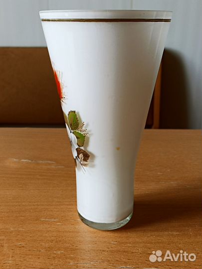 Вазочка. Цветы. Молочное стекло. Ранний СССР