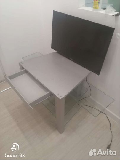 Стеклянная тумба под тв