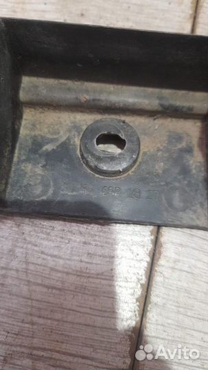 Кронштейн порога передний правый Mersedes M Class