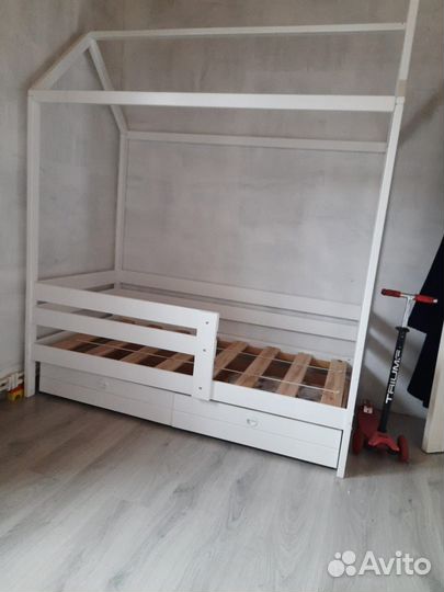 Детская кровать домик из дерева