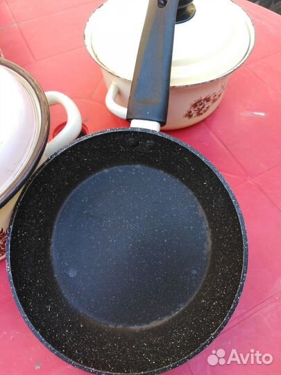 Сковорода, и набор кастрюль