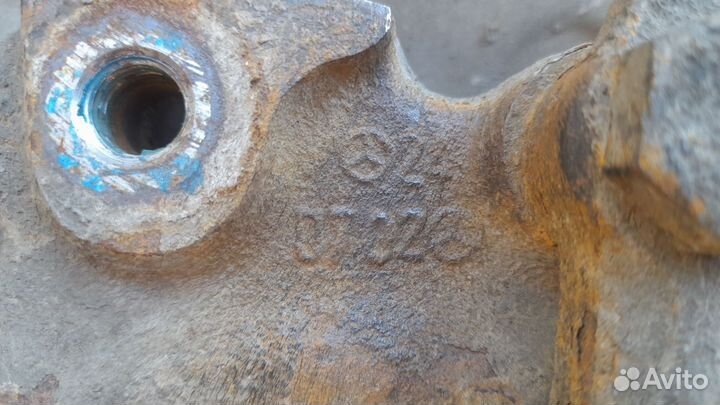 Мерседес E-Класс Кулак передней ступицы Прав