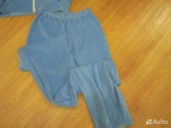 Спортивный костюм из ярко нежно-голубого велюра