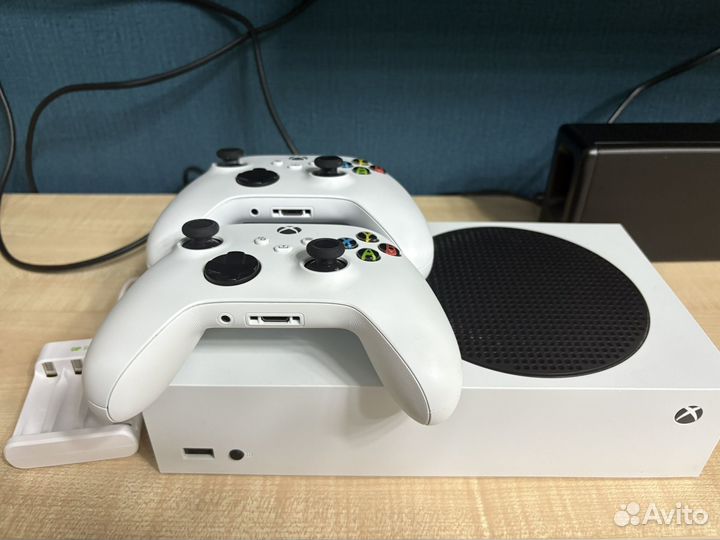 Xbox series s 2 геймпада + подписка