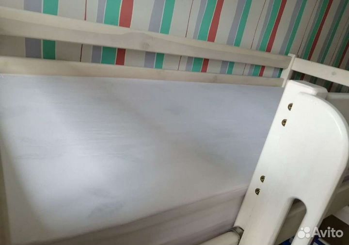 Кровать-чердак полувысокая (массив сосны)