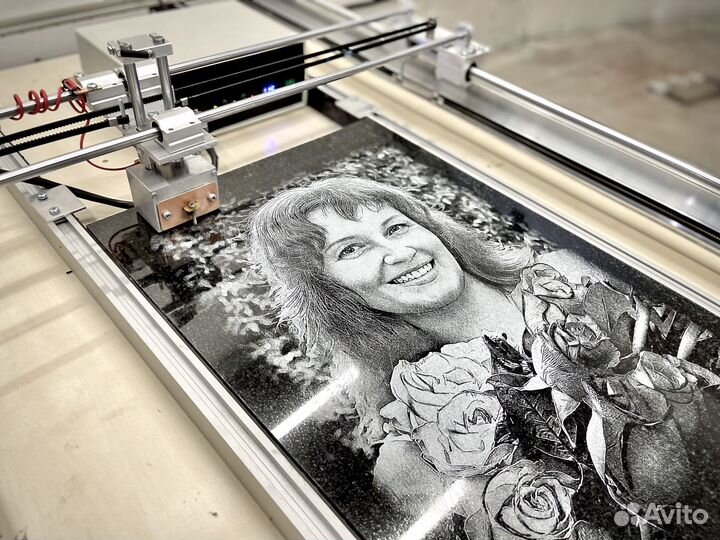 Гравировальный лазерно-ударный станок по камню