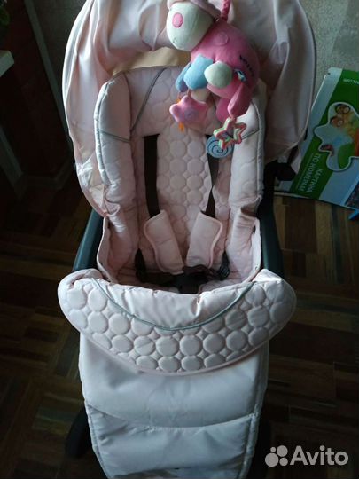 Прогулочная коляска для девочки