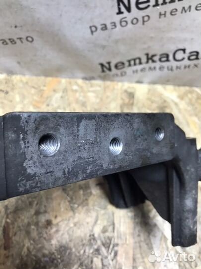 Кронштейн двигателя правый Volkswagen Transporter