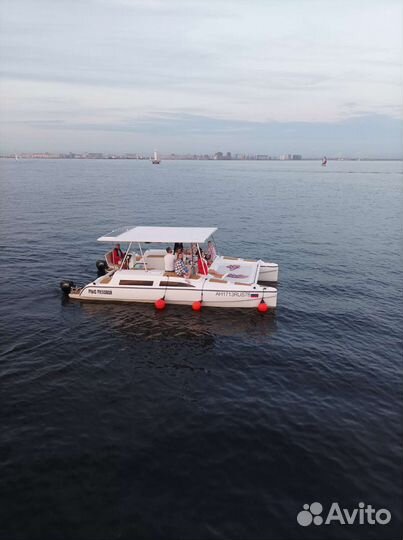 Катер, яхта катамаран с туалетом и каютами