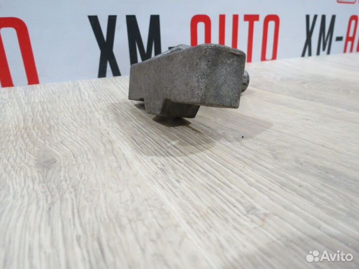 Кронштейн Volkswagen Passat B6