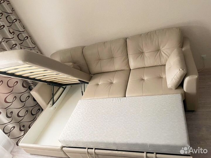 Угловой кожаный диван б/у