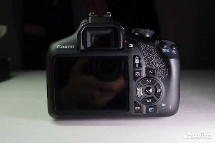 Зеркальный фотоаппарат canon eos 2000d