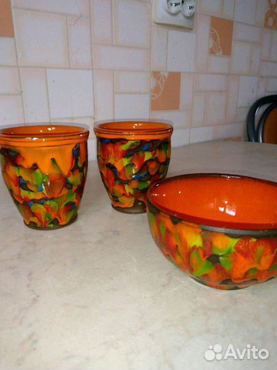 Керамические стаканы и чашка