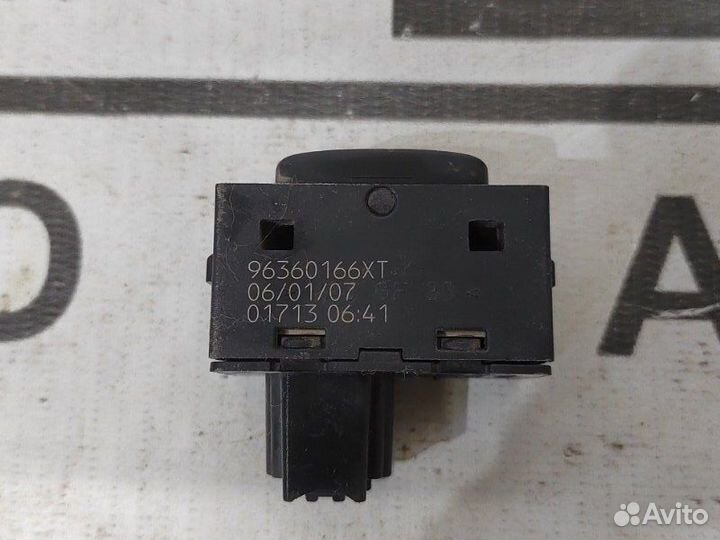 Кнопка стеклоподъемника задняя правая Peugeot 307