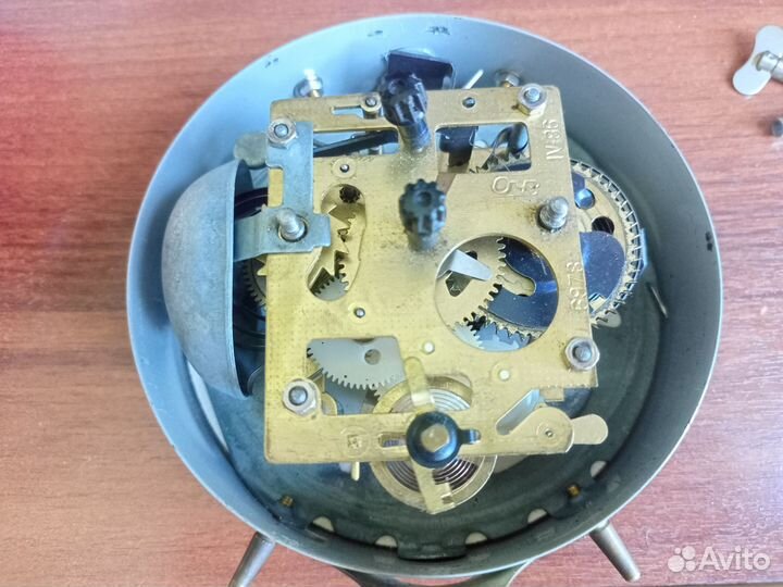 Часы будильник СССР 4 камня