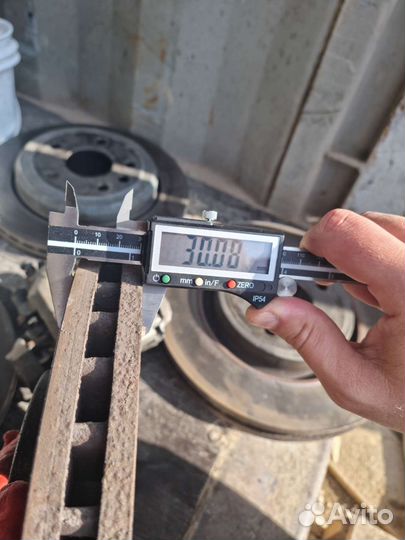 Тормозные диски + суппорта jeep grand cherokee wk2