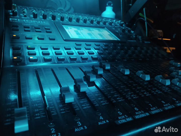 Цифровой микшерный пульт Phonic Summit Digital