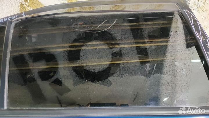 Стекло задней левой двери Toyota Avensis