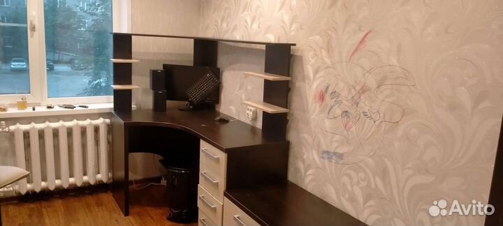 Компьютерный стол вместе со шкафом