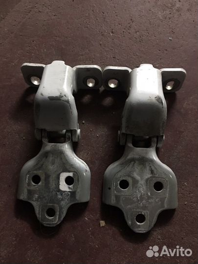 Петля на дверь перед рено мастер 2008г