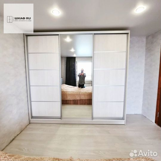 Шкаф распашной с полками