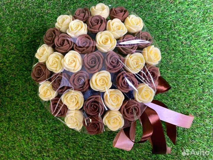Розы из Белого и Молочного Шоколада - 37 шт