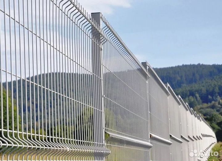 Забор из 3D сетки с металлическими столбами качест