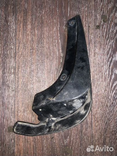 Брызговик передний левый Toyota Carina AT190 2C