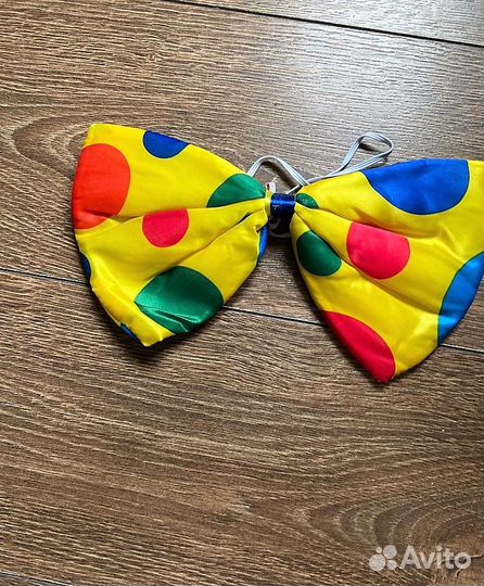 Парик клоуна и бабочка