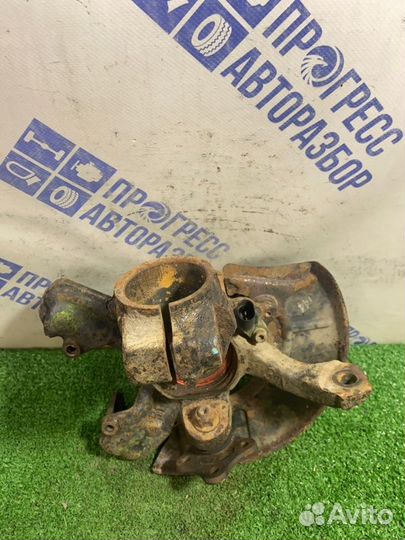 Поворотный кулак передний правый Skoda Octavia