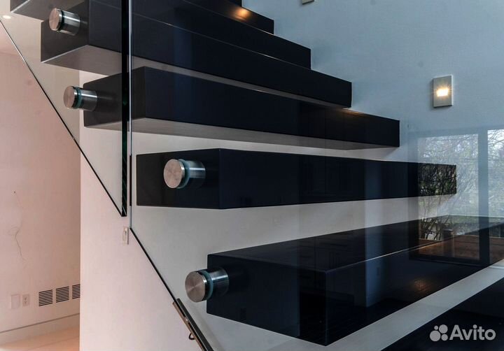 Стеклянное ограждение лестницы