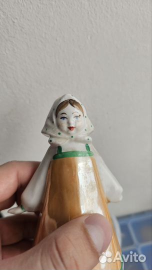 Фарфоровые статуэтка Девочка с платком Дулево