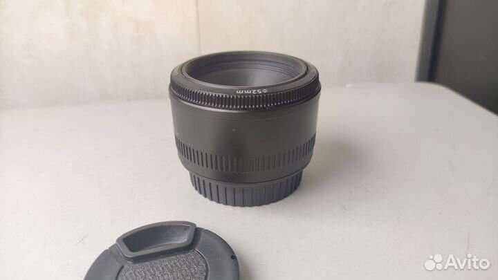 Canon EF 50mm f/1.8 II с пылинкой