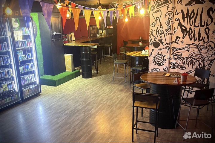 Бармен в крафтовый бар