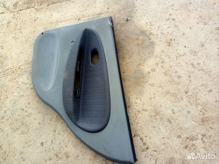 Обшивка двери задняя правая Kia Rio 1