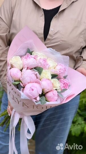 Букет с пионами и розами