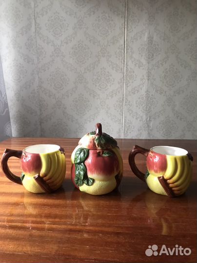 Сахарница и две чашки декоративные