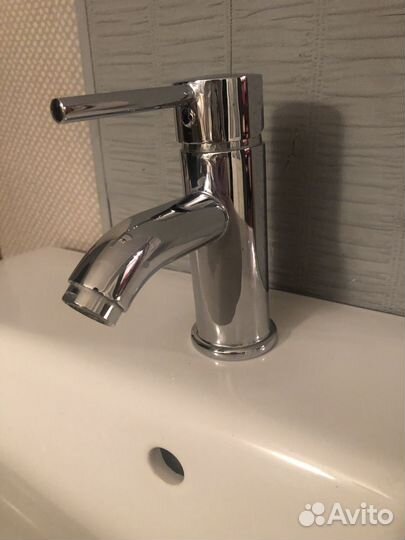 Раковина на пьедестале со смесителем