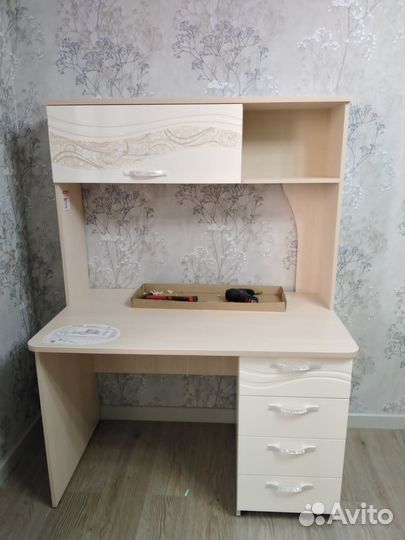 Стол с надстройкой