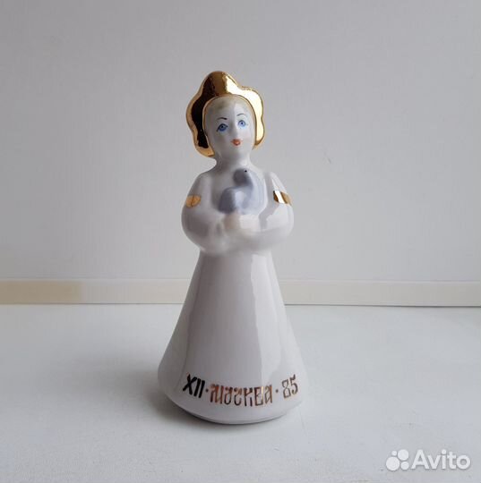 Статуэтка Девушка с голубем. Фестиваль 1985 зик