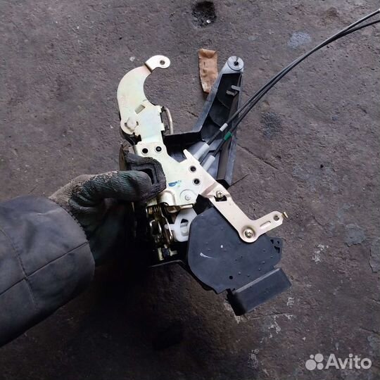 Замок передней левой двери geely mk cross